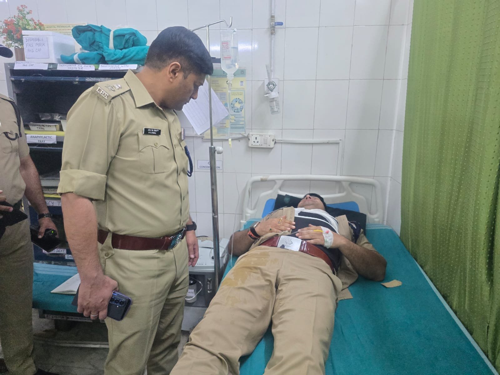 देहरादून में लूट के बाद फायरिंग, पुलिस मुठभेड़ में एक बदमाश ढेर, इंस्पेक्टर समेत दो घायल