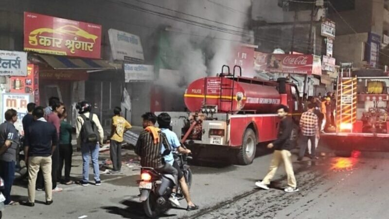 बीएसएम कॉलेज के पास दुकान में भीषण आग, देर रात मचा हड़कंप