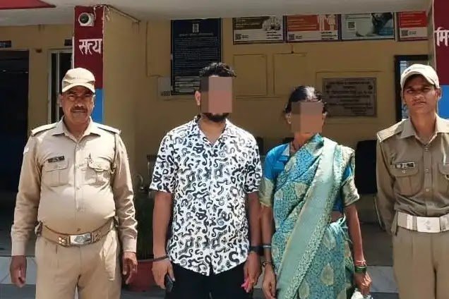 रात्रि गश्त में पुलिस को दिखी बुजुर्ग महिला, सुरक्षित मिलवाया परिवार से