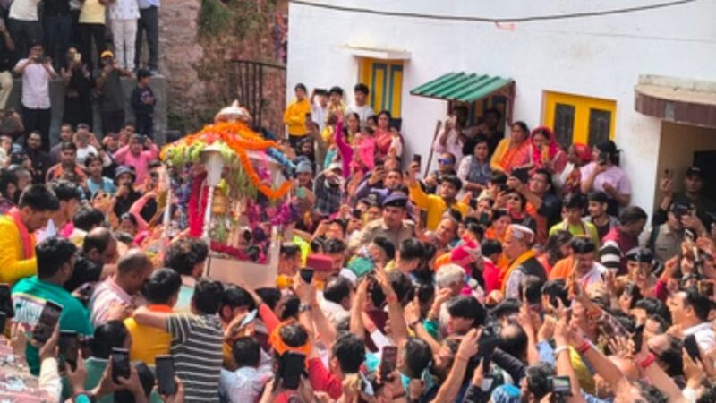 केदारनाथ धाम के कपाट खुलने की प्रक्रिया शुरू, ओंकारेश्वर मंदिर से निकली पंचमुखी डोली