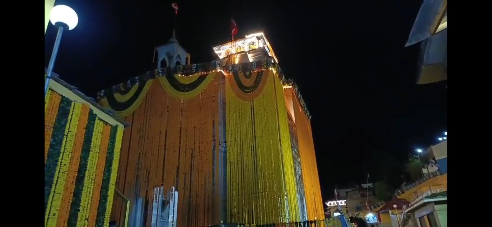 नरसिंह जयंती पर सजा ज्योतिर्मठ का ऐतिहासिक मंदिर, 25 क्विंटल फूलों से हुआ भव्य श्रृंगार