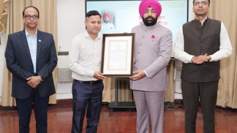 राज्यपाल ने आपदा में उत्कृष्ट कार्य करने वाले कार्मिकों को किया सम्मानित