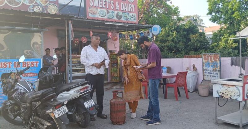 जिला प्रशासन की क्यूआरटी की कार्यवाही, घरेलू गैस सिलेंडर के व्यवसायिक उपयोग पर 06 सिलेंडर जब्त
