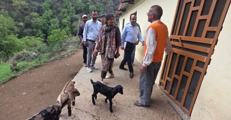 सीडीओ वरुणा अग्रवाल ने बकरी फार्म का किया निरीक्षण, दिए निर्देश