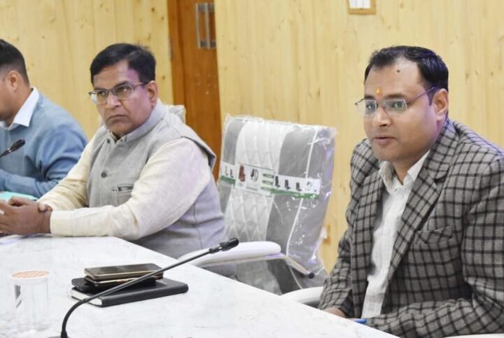 कपाट खुलने से पूर्व यात्रा से जुड़ी सभी व्यवस्थाएं समयबद्ध एवं व्यवस्थित रूप से पूर्ण करें अधिकारी – डीएम गौरव कुमार