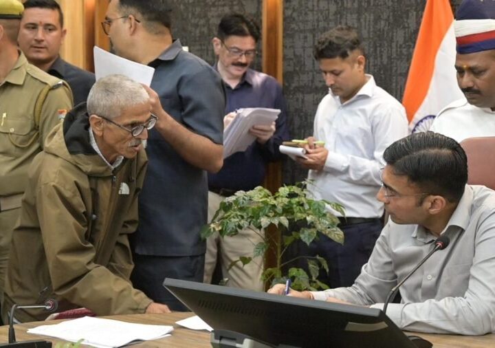 जनदर्शन में डीएम सविन बंसल का त्वरित एक्शन, 212 से अधिक शिकायतों पर मौके पर निर्णय, 82 वर्षीय दिव्यांग बुजुर्ग के पानी का बिल करवाया माफ़