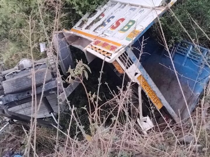 अनियंत्रित वाहन गहरी खाई में गिरा, SDRF का त्वरित रेस्क्यू चालक की मौत, एक घायल बचाया गया
