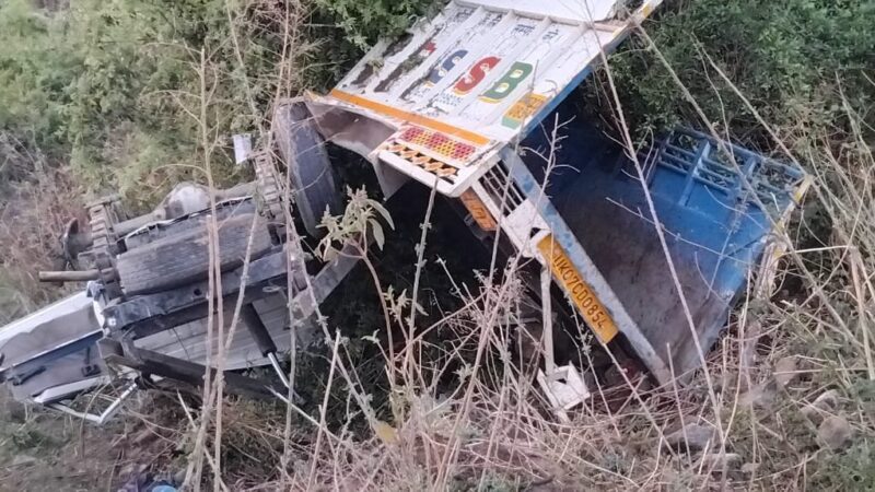 अनियंत्रित वाहन गहरी खाई में गिरा, SDRF का त्वरित रेस्क्यू चालक की मौत, एक घायल बचाया गया