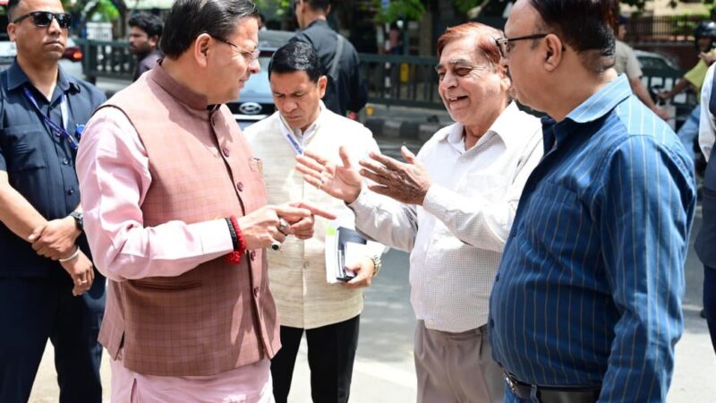 जन शिकायत की पड़ताल करने मौके पर पहुंचे सीएम धामी, वीडियो कॉल के जरिए अधिकारियों को दिखाई स्थिति