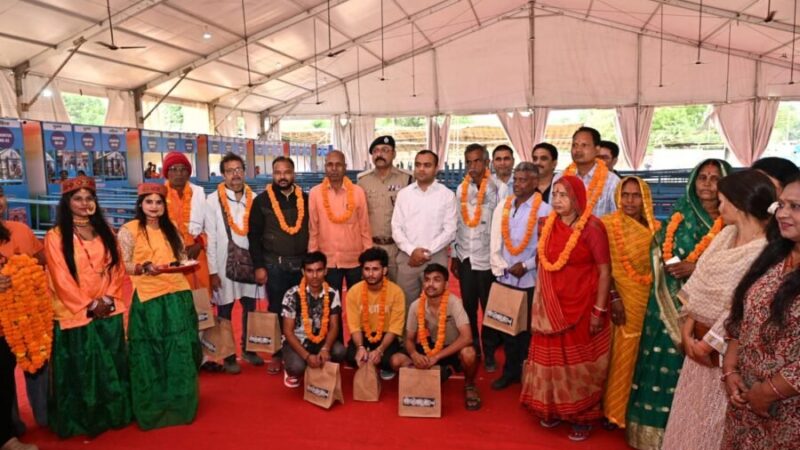 चार धाम यात्रा का जनपद हरिद्वार से आगाज, मध्य प्रदेश के शहडोल जनपद से आए तीर्थ यात्रियों ने ऋषिकुल मैदान में ऑफलाइन यात्री पंजीकरण केंद्र में किया चार धाम यात्रा के लिए पहला पंजीकरण