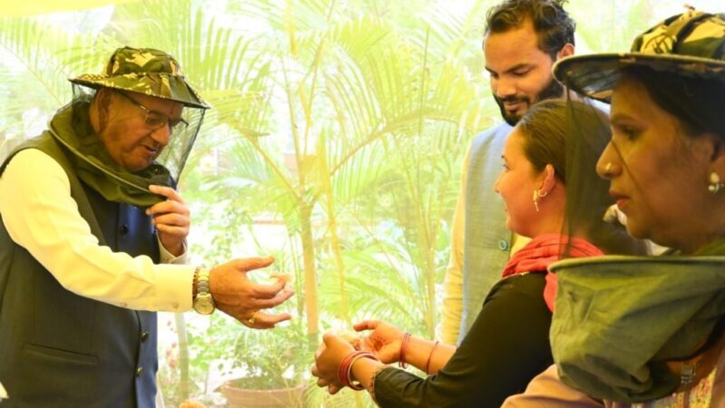 मधुमक्खी पालन से बढ़ेगी किसानों की आय – कृषि मंत्री गणेश जोशी