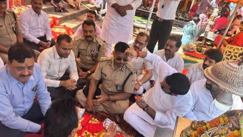 चारधाम यात्रा से पहले मंडलायुक्त विनय शंकर पांडे व आईजी राजीव स्वरूप ने हर की पैड़ी पर किया गंगा पूजन