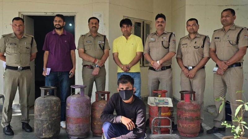 अवैध गैस रिफिलिंग का भंडाफोड़, 06 सिलेंडर और उपकरण जब्त