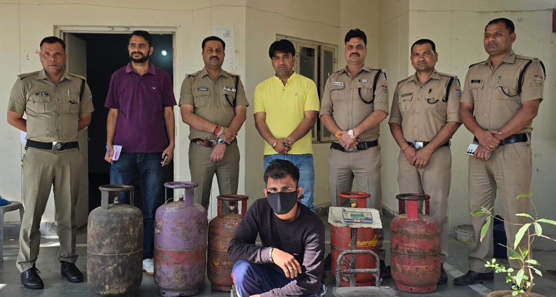 अवैध गैस रिफिलिंग का भंडाफोड़, 06 सिलेंडर और उपकरण जब्त