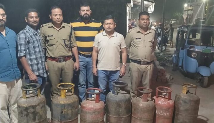 डीएम सविन बंसल के निर्देशन में काली बस्ती सहस्त्रधारा रोड पर छापेमारी; 7 सिलेंडर जब्त