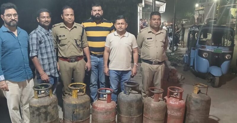 डीएम सविन बंसल के निर्देशन में काली बस्ती सहस्त्रधारा रोड पर छापेमारी; 7 सिलेंडर जब्त