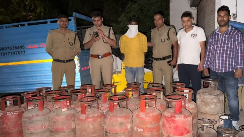 डीएम सविन बंसल के निर्देश पर अवैध गैस कारोबार पर बड़ी कार्रवाई; 32 सिलेंडर, 4 गैस रिफिलिंग उपकरण जब्त, 327 सिलेंडरों से लदा वाहन कब्जे में, मुकदमा दर्ज