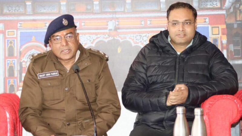 बदरीनाथ धाम की यात्रा को लेकर डीएम एवं एसपी ने किया पुलिस अधिकारियों और जवानों को ब्रीफ