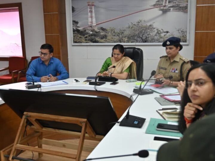 डीएम नितिका खण्डेलवाल का टिहरी में सड़क हादसों पर सख्त एक्शन, संवेदनशील मार्गों पर भूस्खलन उपचार के निर्देश