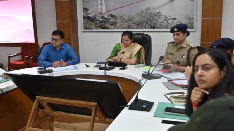 डीएम नितिका खण्डेलवाल का टिहरी में सड़क हादसों पर सख्त एक्शन, संवेदनशील मार्गों पर भूस्खलन उपचार के निर्देश