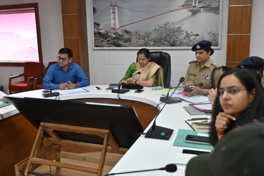 डीएम नितिका खण्डेलवाल का टिहरी में सड़क हादसों पर सख्त एक्शन, संवेदनशील मार्गों पर भूस्खलन उपचार के निर्देश