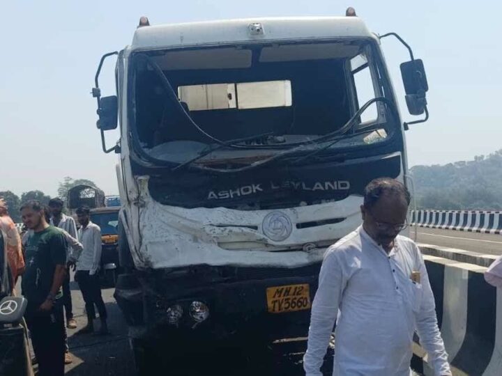 भीषण सड़क हादसा : वैन और सीमेंट मिक्सर की टक्कर में 11 की मौत