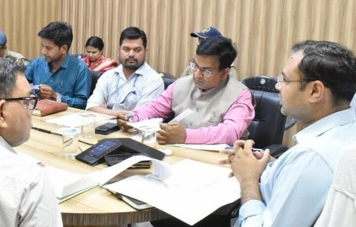 भूमि विवाद सुलझाकर जल्द शुरू हों हाईवे कार्य – डीएम गौरव कुमार