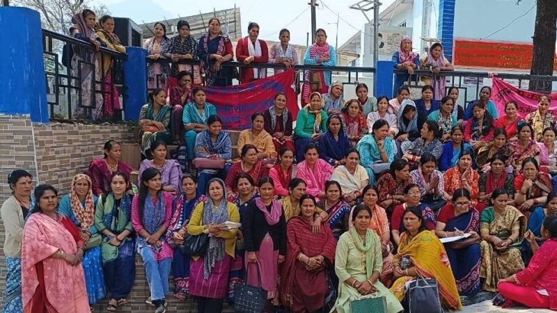 मांगों को आंगनबाड़ी कार्यकत्रियों का अनिश्चितकालीन धरना