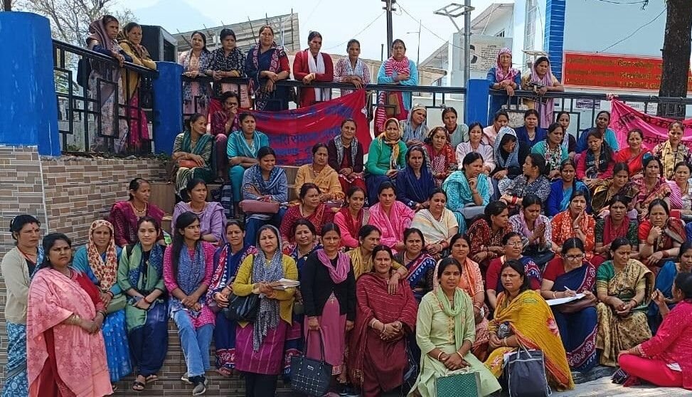 मांगों को आंगनबाड़ी कार्यकत्रियों का अनिश्चितकालीन धरना