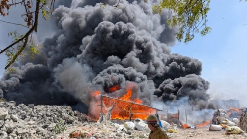 भीषण अग्निकांड :  झुग्गियों में लगी आग, छह बच्चों के लापता होने की आशंका