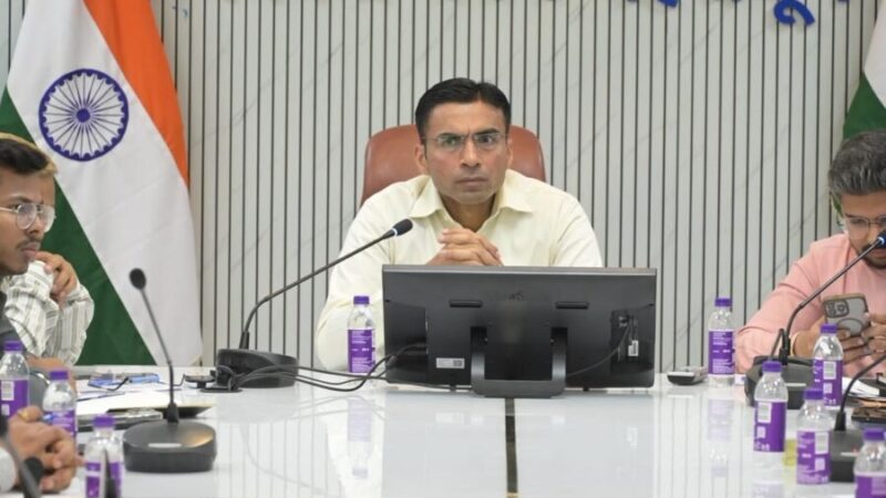 प्रधानमंत्री के देहरादून दौरे को लेकर तैयारियां पूरी, अलर्ट मोड में जिला प्रशासन, जोनल मजिस्ट्रेट संग डीएम सविन बंसल की अहम बैठक, कहा –  प्रोटोकॉल के अनुसार रहे व्यवस्था, सेफ्टी सर्टिफिकेट अनिवार्य 