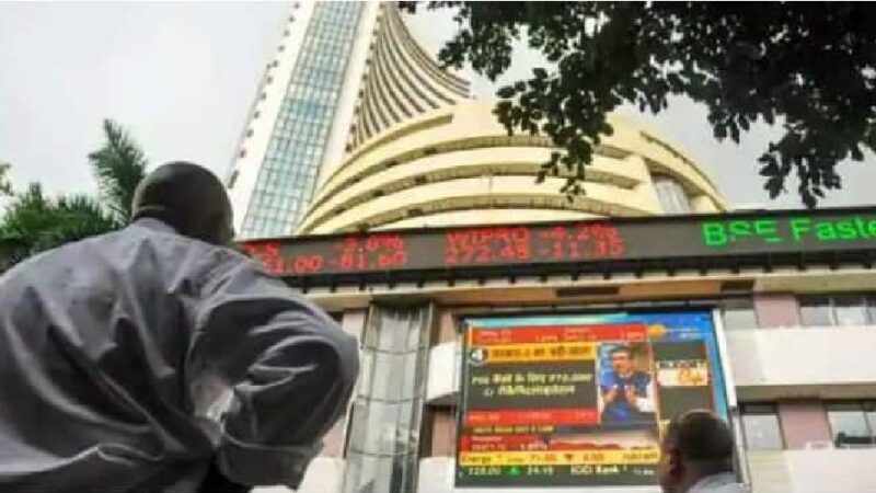 सेंसेक्स 1400 अंक से गिरा, निफ्टी 22,250 के नीचे, रुपये में 1.51 रुपये की तेजी