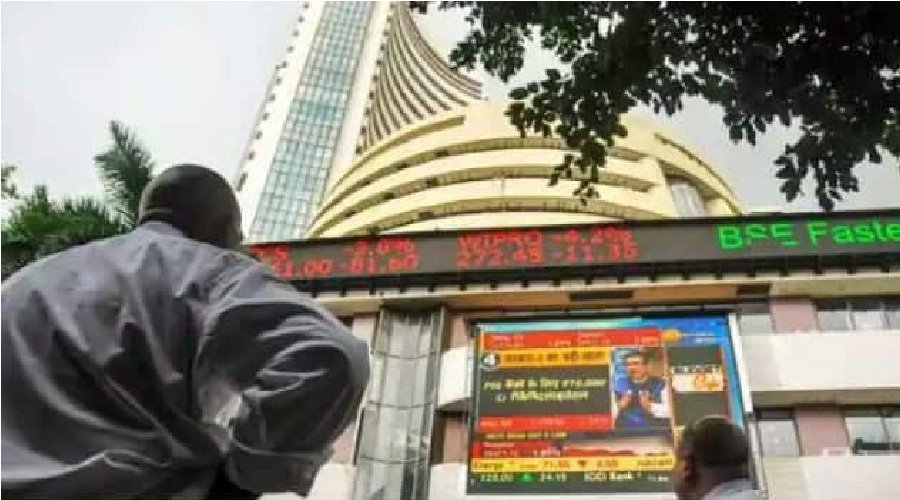 सेंसेक्स 1400 अंक से गिरा, निफ्टी 22,250 के नीचे, रुपये में 1.51 रुपये की तेजी