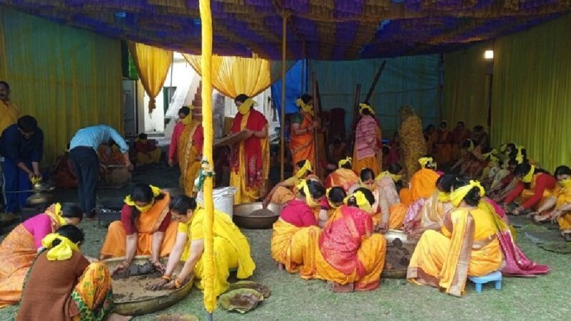 नरेंद्रनगर राजदरबार में महारानी और सुहागिनों ने पिरोया तिल का तेल