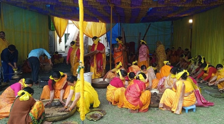 नरेंद्रनगर राजदरबार में महारानी और सुहागिनों ने पिरोया तिल का तेल