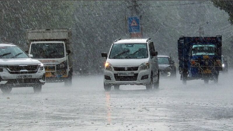 उत्तराखंड में अचानक बदला मौसम, यमुनोत्री में बर्फबारी तो मैदानों में बारिश-ओलावृष्टि का अलर्ट