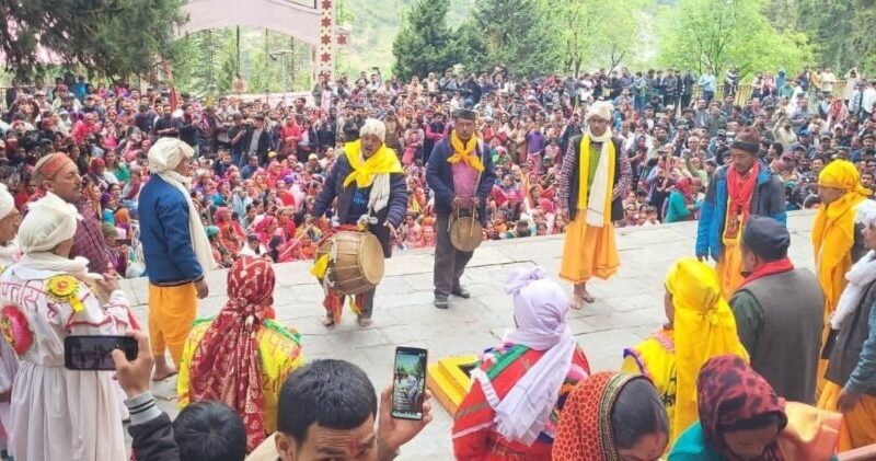 श्रद्धालुओं के लिए खुले लाटू धाम के कपाट