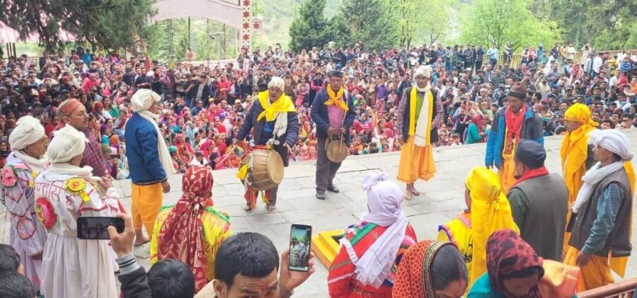 श्रद्धालुओं के लिए खुले लाटू धाम के कपाट