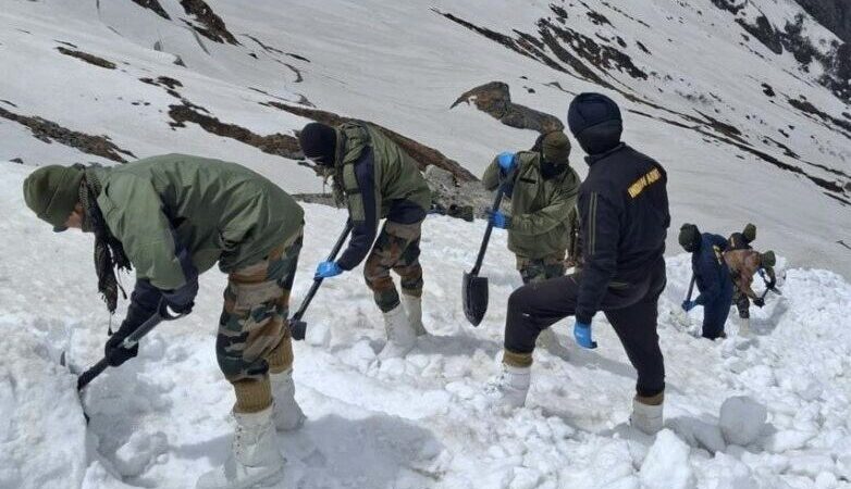 हेमकुंड साहिब यात्रा मार्ग पर बर्फ को हटाने का कार्य तेज