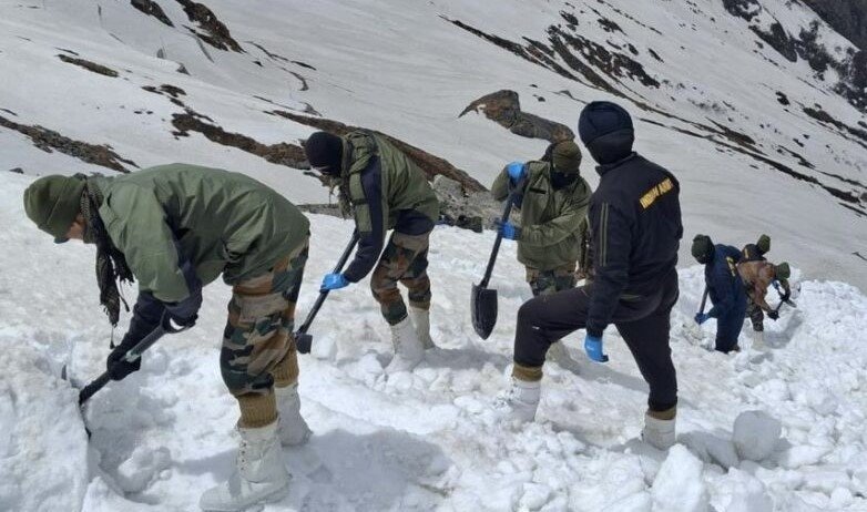 हेमकुंड साहिब यात्रा मार्ग पर बर्फ को हटाने का कार्य तेज