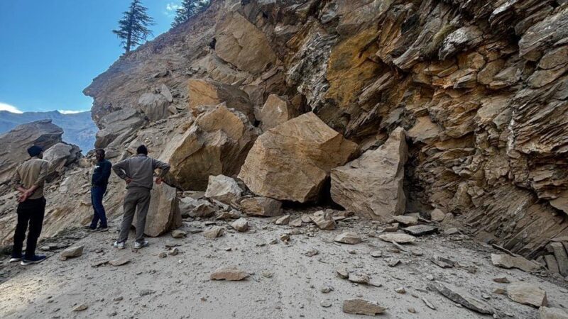 चट्टान टूटने से नीती हाइवे अवरूद्ध