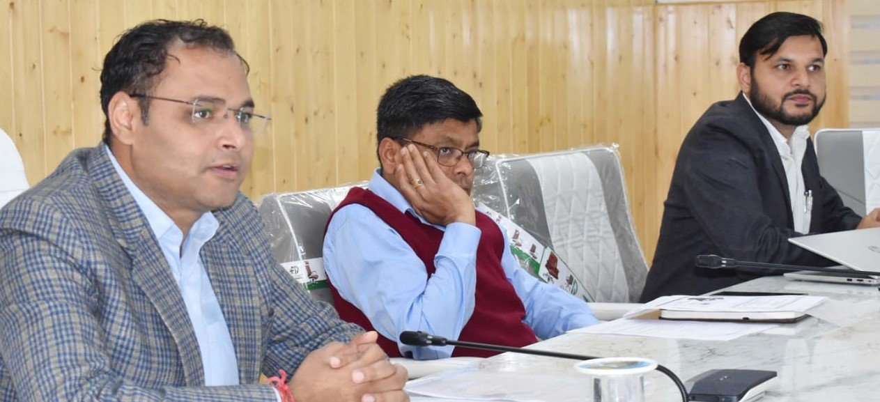 नाबार्ड की आरआईडीएफ परियोजनाओं की डीएम गौरव कुमार ने की समीक्षा