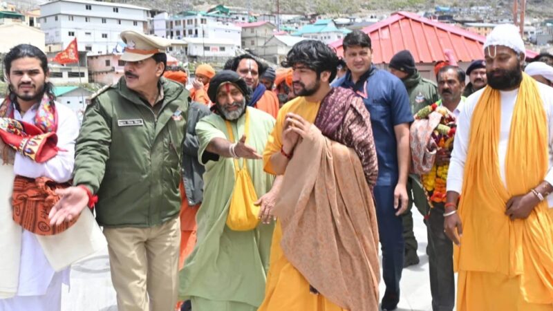 बदरीश पुरी पहुंचे बागेश्वर धाम के पीठाधीश्वर पंडित धीरेंद्र कृष्ण शास्त्री
