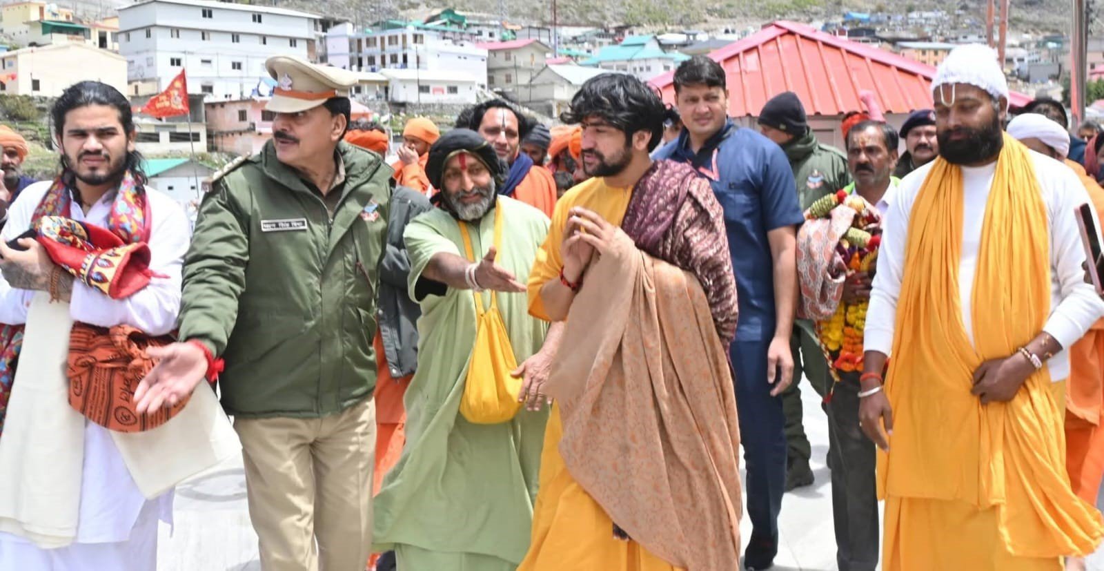 बदरीश पुरी पहुंचे बागेश्वर धाम के पीठाधीश्वर पंडित धीरेंद्र कृष्ण शास्त्री