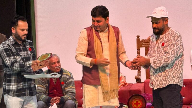 विश्व रेड क्रॉस दिवस पर चमोली में सम्मान समारोह आयोजित