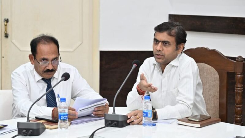 स्वरोजगार  के लिए ऋण उपलब्ध कराए जाने वाले लंबित आवेदनों को शीर्ष प्राथमिकता से स्वीकृत करे संबंधित बैंक – एडीएम वैभव गुप्ता