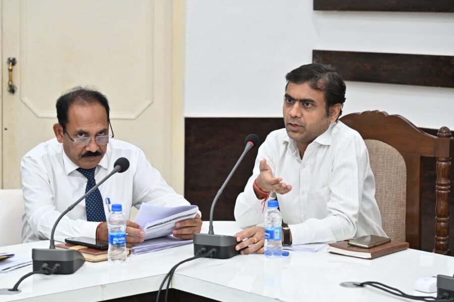 स्वरोजगार  के लिए ऋण उपलब्ध कराए जाने वाले लंबित आवेदनों को शीर्ष प्राथमिकता से स्वीकृत करे संबंधित बैंक – एडीएम वैभव गुप्ता