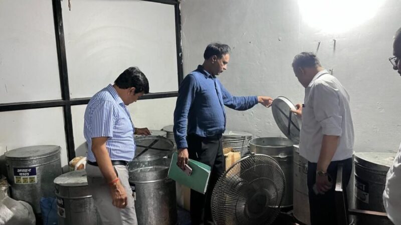 चारधाम यात्रा को लेकर खाद्य सुरक्षा विभाग की बड़ी कार्रवाई, मां चंडी देवी मंदिर परिसर और भूपतवाला क्षेत्र में होटल-ढाबों का निरीक्षण, चार खाद्य नमूने जांच के लिए भेजे