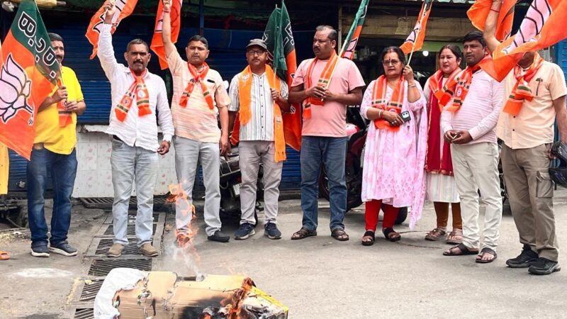 भाजपाइयों ने फूंका चंपावत मामले में कांग्रेस का पुतला