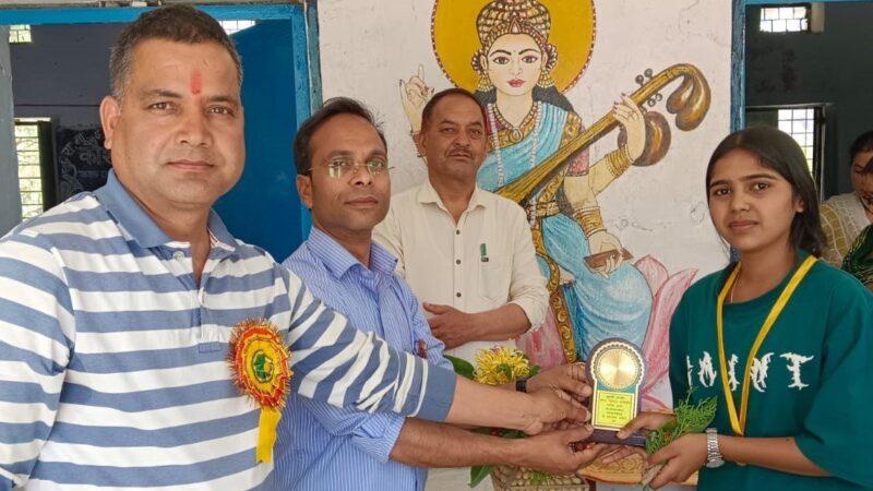 बोर्ड परीक्षा में उत्कृष्ट प्रदर्शन पर मेधावी छात्राएं सम्मानित